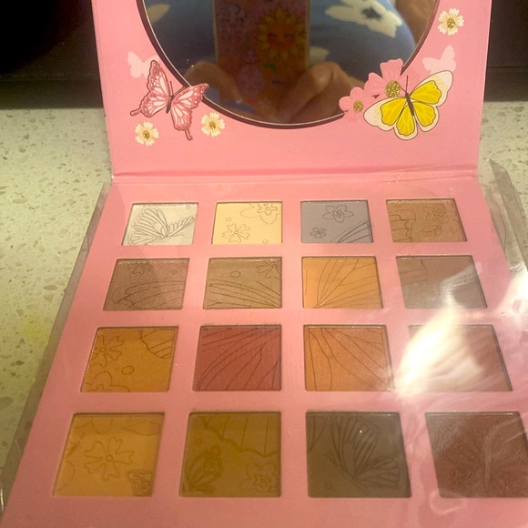 Nicole Miller give me butterfly eyeshadow palette 16 colors of mats and shimmer - Picture 5 of 6